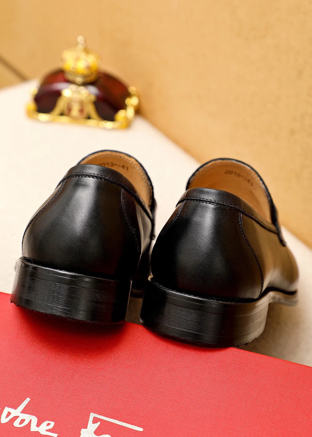 Men's shoes 💰460 💐 Product trademark: Ferragamo "Ferragamo" casual leather shoes Regular size: 38-44 (45🉑️customized) Product materials: Selected imported first-layer calfskin embossed upper + luxury hardware buckle, imported water-dyed cowhide leather lining. Strong three-dimensional visual effect, original combination outsole Color: 1⃣️color optional